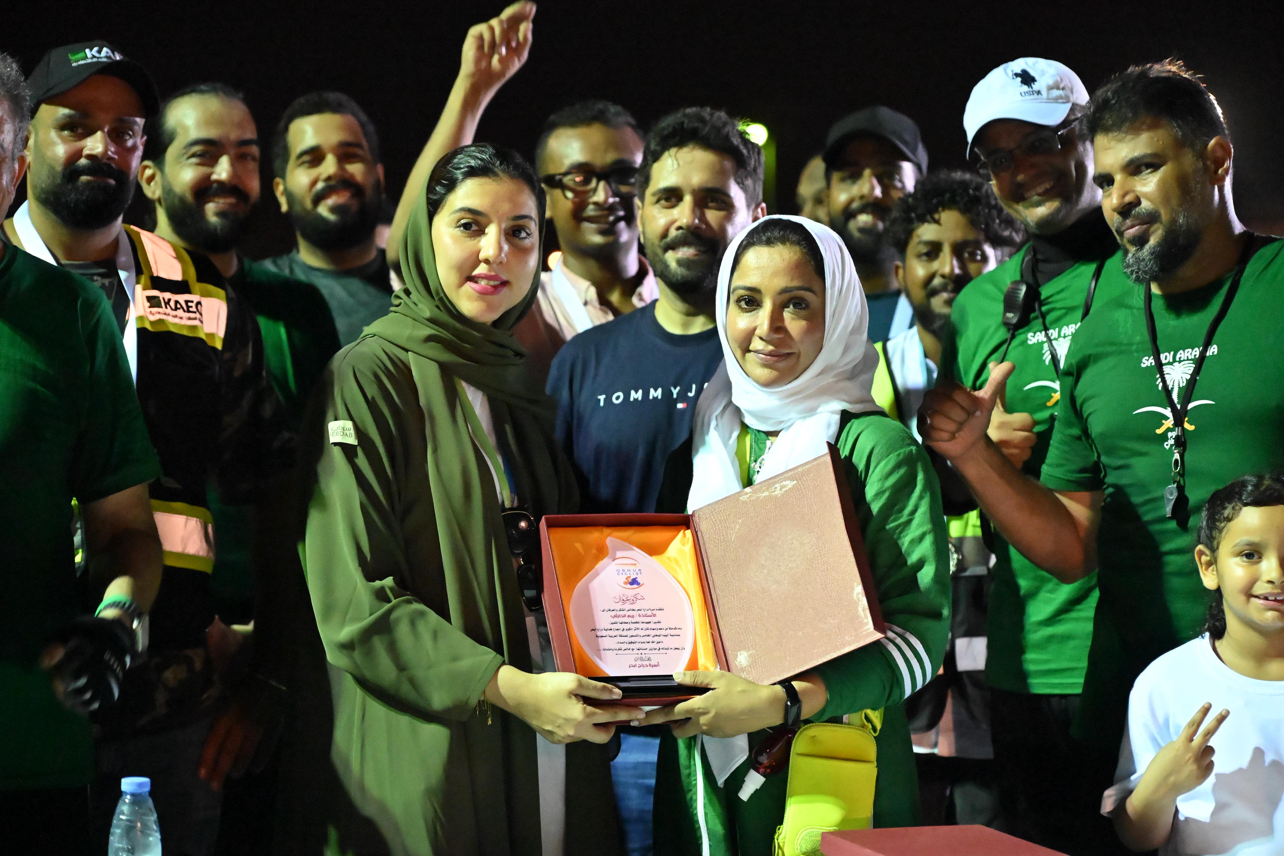 تكريم الاستاذه ريم الحارثي مديرة الخدمه المجتمعية بكيك