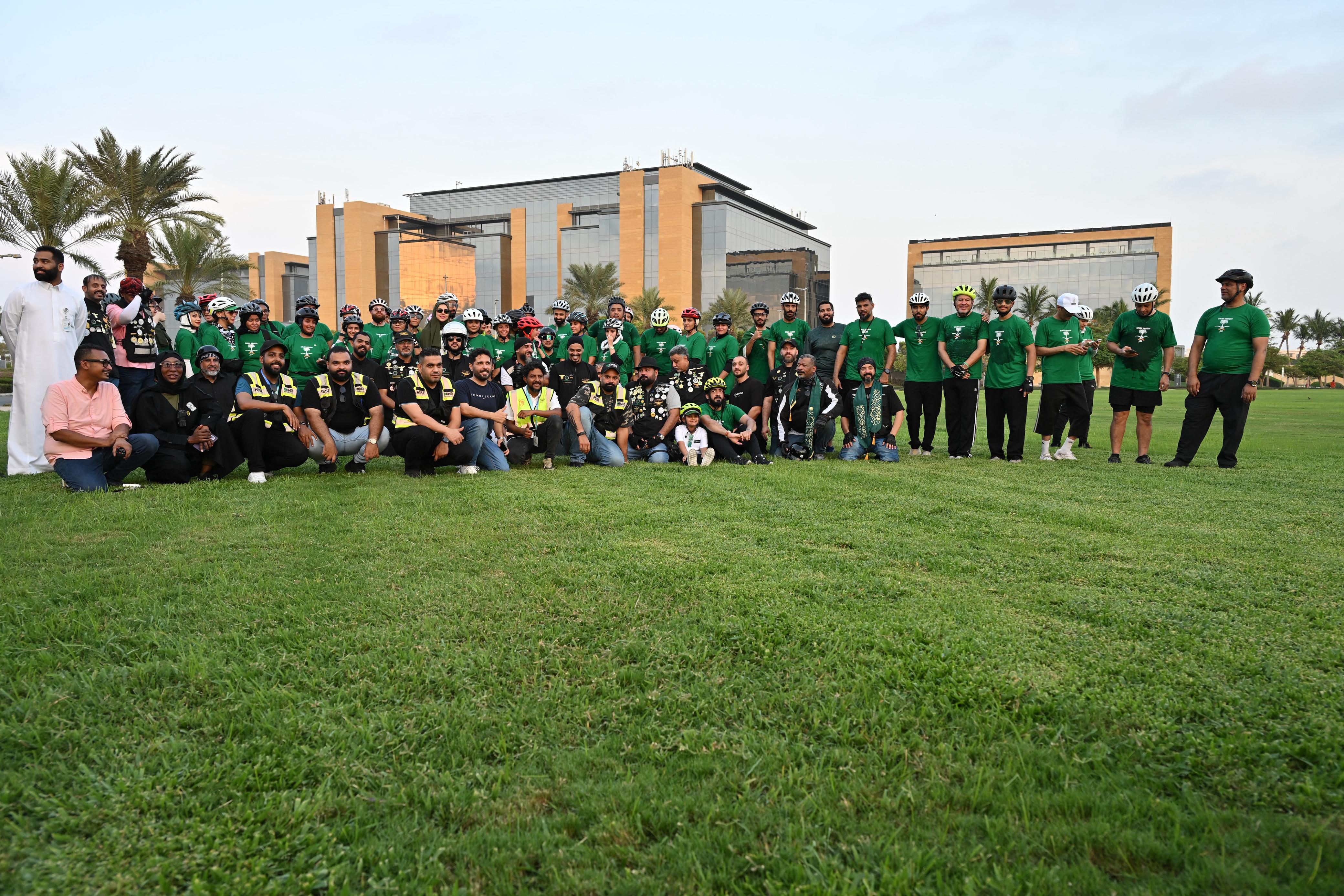 صورة جماعية مع فريق رويال قولد وينق وإدارة kaec